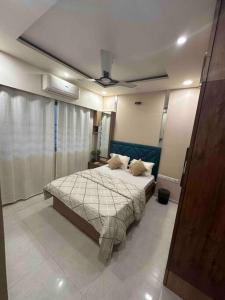 - une chambre avec un lit et un plafond dans l'établissement 1-BHK:Where Comfort Meets luxury, à Mumbai