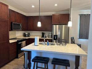 Fotografie z fotogalerie ubytování NEW HOME in Private Community with Ocean/Mountain Views. 5 Min. Drive to Beach v destinaci Waianae