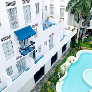 an external view of a building with a swimming pool at La bella tagaytay- Casa Raffa in Tagaytay