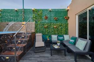 a patio with couches and a green wall at La Suite 501 The Red Door in La Viva