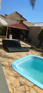 een groot blauw zwembad voor een huis bij Recanto das Maritacas in Votorantim