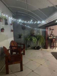 een kamer met stoelen en verlichting aan de muur bij Recanto das Maritacas in Votorantim