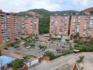 Catia La Mar的住宿－Comodo Apartamento frente al Aeropuerto Maiquetia，城市空中景观高楼