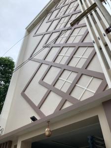een gevel van een gebouw met ramen bij MURALI KRISHNA APART HOTEL in Kākināda