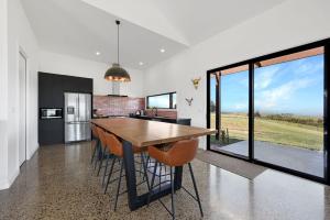 Η κουζίνα ή μικρή κουζίνα στο Half Mile High - Merrijig - Sleeps 10