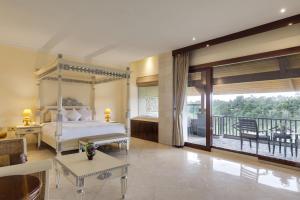 パヤンガンにあるリジャサ アグン リゾート アンド ヴィラズのベッドルーム(ベッド1台付)、バルコニーが備わります。
