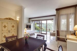 una camera d'albergo con letto, tavolo e sedie di Rijasa Agung Resort and Villas a Payangan