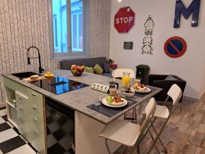 Chueca Modern Apartment في مدريد: مطبخ مع طاولة عليها صحون طعام