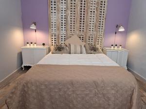 Chueca Modern Apartment في مدريد: غرفة نوم بسرير كبير مع مواقف ليلتين