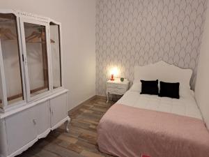 um quarto com uma cama e uma cómoda com um espelho em Chueca Modern Apartment em Madri