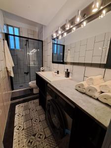 ein Badezimmer mit einer Waschmaschine und einem Waschbecken in der Unterkunft Chueca Modern Apartment in Madrid
