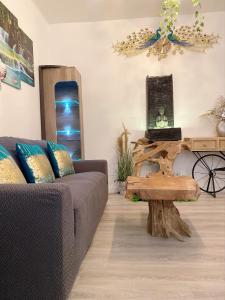 - un salon avec un canapé et une table dans l'établissement Charmant et moderne de L’Hay, à Chevilly-Larue