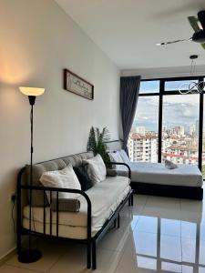 Beacon Executive Suite - City View - By IZ في جورج تاون: غرفة معيشة مع أريكة وسرير
