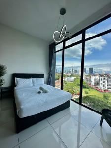 Beacon Executive Suite - City View - By IZ في جورج تاون: غرفة نوم بسرير ونافذة كبيرة