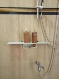 een plank in een badkamer met twee kaarsen erop bij Mahakali in Kelimutu