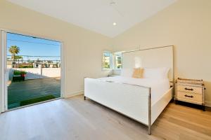 A bed or beds in a room at Windansea Beach Luxury - Spa, AC, Walk2Beach, Garage & fast WiFi