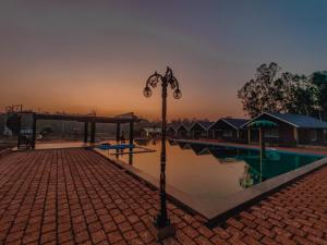 una luz de la calle frente a una piscina en Dandeli Wild Jungle Resort, en Dandeli
