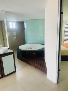 ein Badezimmer mit einer Badewanne und einem großen Spiegel in der Unterkunft Hotel Torres Eugenia in Coatzacoalcos