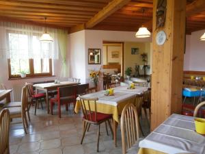 A restaurant or other place to eat at Ferienpension Garni Hubert Rigelnik