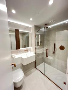 a bathroom with a toilet and a sink and a shower at 2 Bedroom Modern Family Flat-Apartment Fulham London in London