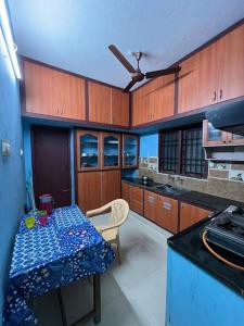 uma cozinha com uma mesa com uma toalha de mesa azul em The best enclave em Chennai