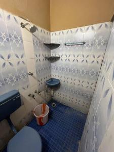 een kleine badkamer met een toilet en een wastafel bij The best enclave in Chennai