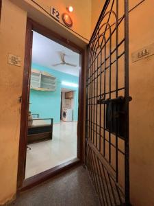 una porta aperta per una camera da letto di The best enclave a Chennai