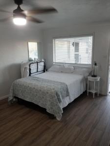 een slaapkamer met een bed en een plafondventilator bij Lakeview Luxury Resort in Lakeview