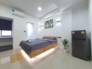 Postel nebo postele na pokoji v ubytování Irich residence South Samrong 6 Kms BTS-Pu Chao