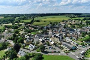 Marigné-LailléにあるLongère de charme au calme de sa campagne environnanteの小さな町の家屋の空中風景