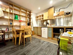 eine Küche mit einem Holztisch und einer Küche mit einer Küchenzeile im Asteroiden-Park in der Unterkunft AQUAROOMS Luxury Suites in Palermo
