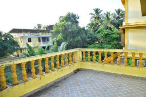 um corrimão amarelo numa varanda de uma casa em Field Stone -3 BHK duplex villa em Talaulim