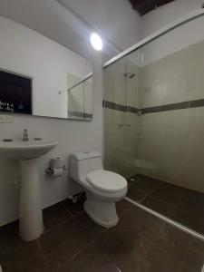 W łazience znajduje się toaleta, umywalka i prysznic. w obiekcie Primavera Hotel w mieście Medellín