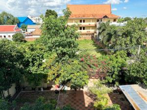 an aerial view of a building with trees and flowers at Eco Inn in Phumĭ Réach Born (2)