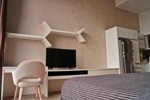 - une chambre avec un lit, une télévision et une chaise dans l'établissement Studio Apartment @ M-City, Jalan Ampang with Lake View, à Kuala Lumpur