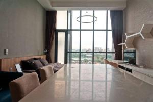 - un salon avec une grande table blanche et un canapé dans l'établissement Studio Apartment @ M-City, Jalan Ampang with Lake View, à Kuala Lumpur