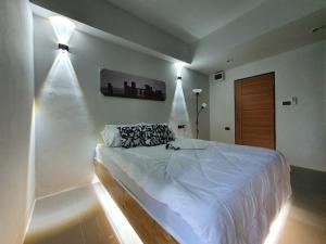 Postel nebo postele na pokoji v ubytování Irich residence South Samrong 6 Kms BTS-Pu Chao