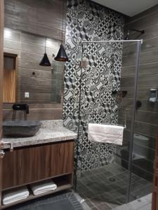 La salle de bains est pourvue d'une douche et d'une cabine de douche en verre. dans l'établissement Hotel La Cazona Boutique, à La Barca