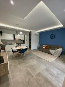 ein Wohnzimmer mit einem Sofa und einem Tisch in der Unterkunft Appartamento Garden in Riccione