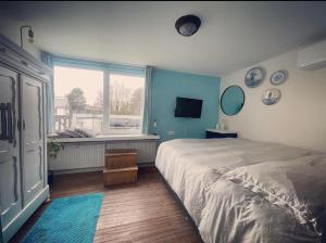 - une chambre avec un grand lit et une fenêtre dans l'établissement Amster Houseboat Bed without Breakfast, à Amsterdam