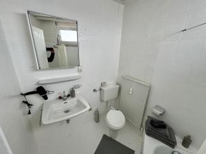uma casa de banho branca com um WC e um lavatório em Studio im Herzen von Dornbirn mit Dachterrasse em Dornbirn