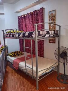 Zimmer mit Etagenbett und 2 Etagenbetten in der Unterkunft Six21 FAMILY UNIT with WIFI FREE! in Antipolo