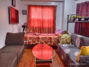 sala de estar con sofá y mesa en Six21 FAMILY UNIT with WIFI FREE! en Antipolo