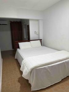 - duże białe łóżko w białym pokoju w obiekcie Home Away Comfort stay w mieście Suva