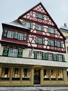 a large building with green and white at Apartment für 4 Aalen Zentrum Netflix 300 Mbit Wlan in Aalen