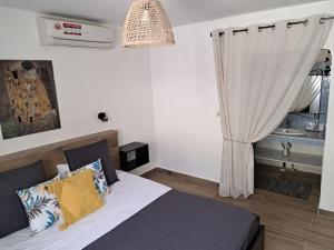 Ένα ή περισσότερα κρεβάτια σε δωμάτιο στο En bord de mer VILLA Canara