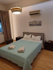 1 dormitorio con 1 cama con 2 toallas en Athenian Center Athens Kolonaki en Atenas