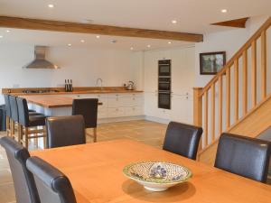 een keuken en eetkamer met een tafel en stoelen bij Lower Netherdowns in Littleham