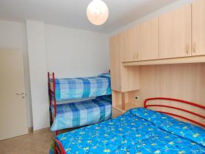 um quarto com uma cama e armários de madeira em Sun drenched seaside holiday home close to Venice em Rosolina Mare