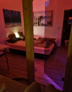 Zimmer mit einem Bett und einer Glaswand in der Unterkunft Apartment mit Whirlpool, Wasserbett & Sauna in Gelsenkirchen